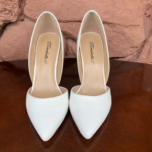 SOLD Pointed toe single soles whte Breckelles pump